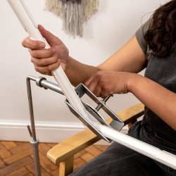 Broderi Hjrneklemme til rammeholder til bord eller gulv - slvgr