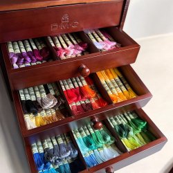 Broderi Vintage trkommode inkl. 120 dukker